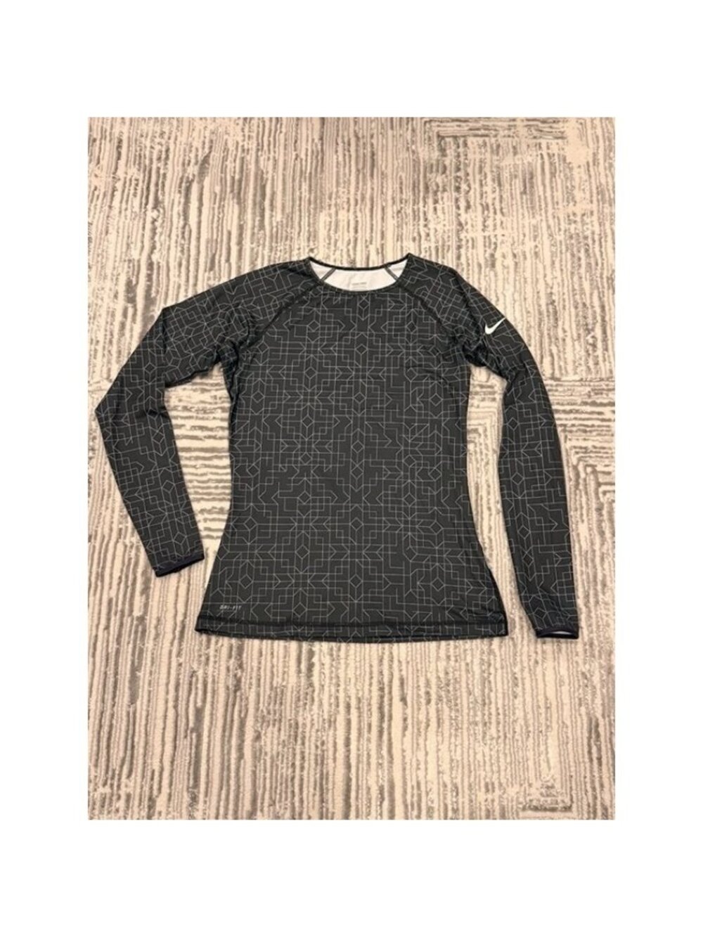 NEW Nike Pro women's medium black/white dri-fit w/thumb slots on sleeves